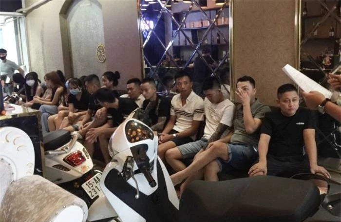 Bất chấp lệnh cấm, 19 khách ở Hải Phòng vẫn 'hát chui' giữa mùa dịch - 1