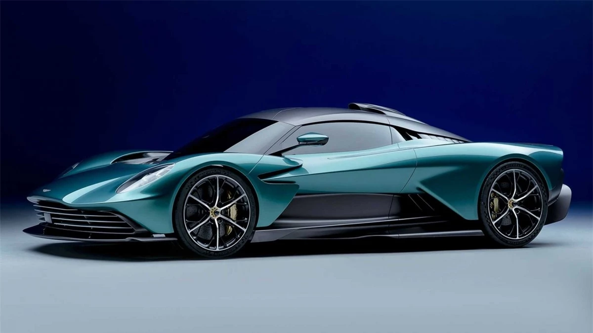 Khác với dự kiến ban đầu là xe sẽ được trang bị hệ dẫn động hybrid với động cơ V6 do Aston Martin sản xuất, Valhalla bản thương mại sử dụng động cơ V8.