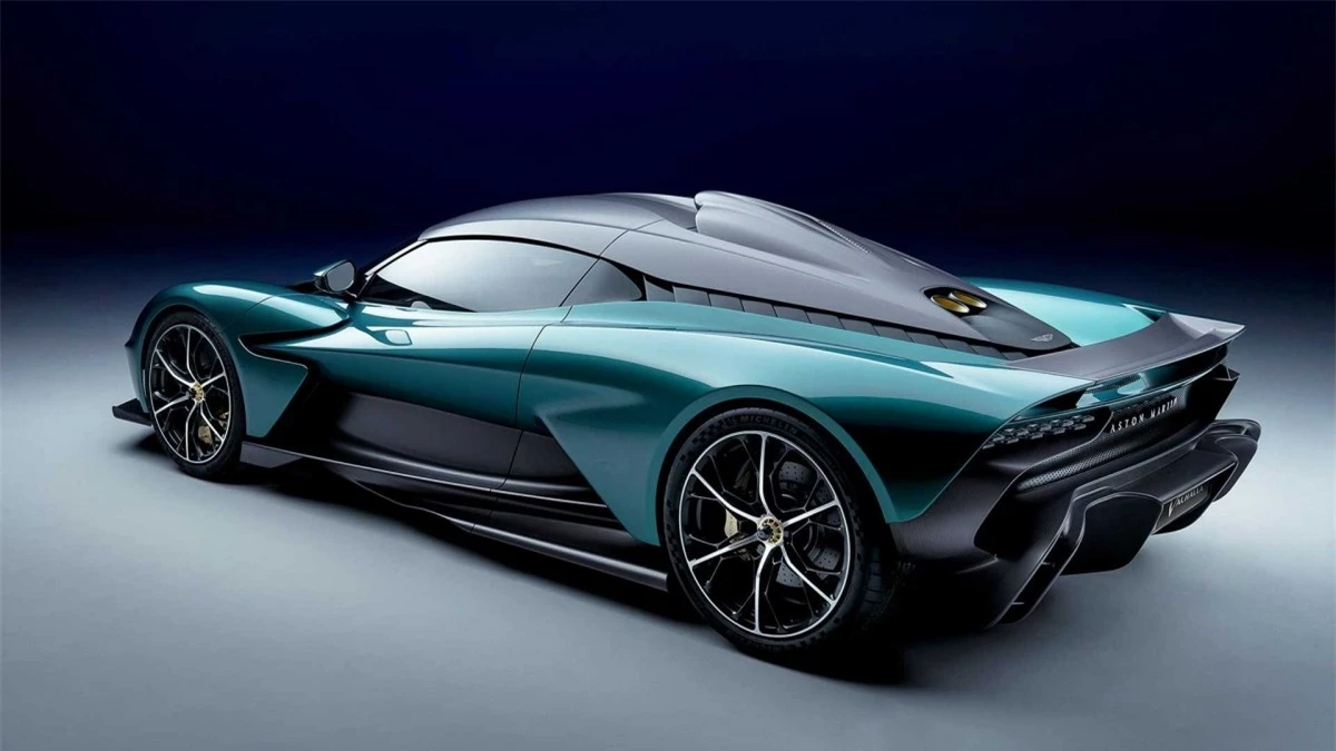 Với sức mạnh này, chiếc siêu xe dùng động cơ đặt giữa của Aston Martin có được khả năng tốc từ vị trí đứng yên lên 100 km/h trong chỉ 2,5 giây và tốc độ tối đa đạt 330 km/h.