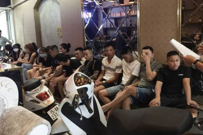 Bất chấp lệnh cấm, 19 khách ở Hải Phòng vẫn 'hát chui' giữa mùa dịch
