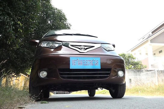 Ô tô điện tự chế của thợ Việt lên báo Tây