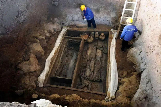 Ngọn núi xuất hiện cột khói đen, bên trên có 4 thi thể nằm la liệt, chuyên gia nói 1 câu khiến ai cũng lạnh sống lưng!