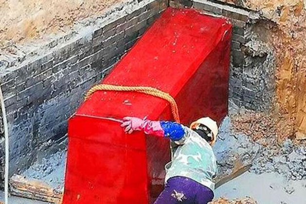 Đào móng nhà tìm thấy 2 chiếc 'quan tài máu', chủ nhà hoảng sợ châm lửa đốt sạch: Một tuần sau cảnh sát đến gõ cửa!