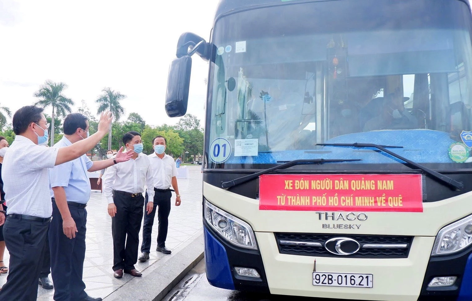 Lãnh đạo tỉnh động viên, chúc sức khoẻ các thành viên trong đoàn xe