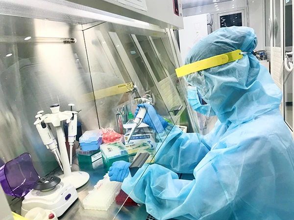 Ngành y tế Đà Nẵng đẩy nhanh tốc độ xét nghiệm để phát hiện các ca dương tính với SARS-CoV-2 còn đang lẩn khuất trong cộng đồng