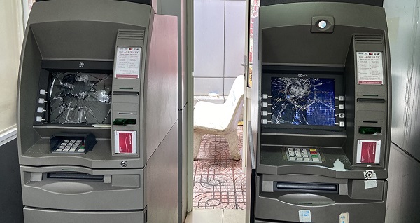 Màn hình 2 máy ATM bị đập vỡ.