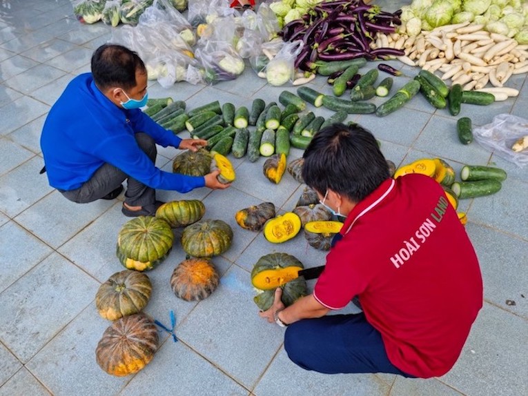 Thanh niên Bình Phước đi xuyên đêm trao yêu thương đến tuyến đầu chống dịch 