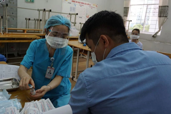 TP Hồ Chí Minh sẽ ưu tiên tiêm vaccine COVID-19 cho những người lớn tuổi và có bệnh lý nền trong đợt 5 này. (Ảnh: TTXVN)