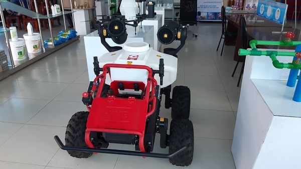 Cần Thơ: Thử nghiệm robot phun thuốc và vận chuyển đồ đạc trong khu cách ly