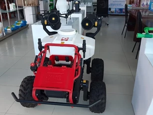 Cần Thơ: Thử nghiệm robot phun thuốc và vận chuyển đồ đạc trong khu cách ly