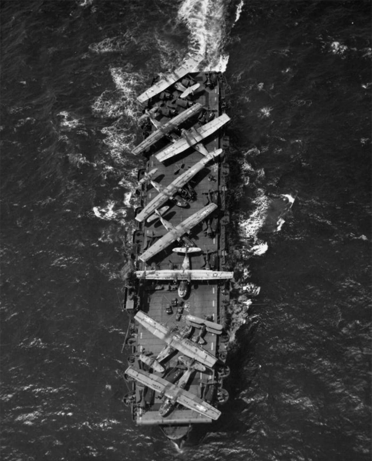 Tàu sân bay cỡ nhỏ lớp USS Thetis Bay vận chuyển 8 tàu bay PBY Catalina, 18 tiêm kích F6F Hellcat, và 1 chiếc thủy phi cơ J2F tháng 7/1944. Ảnh: Hải quân Mỹ