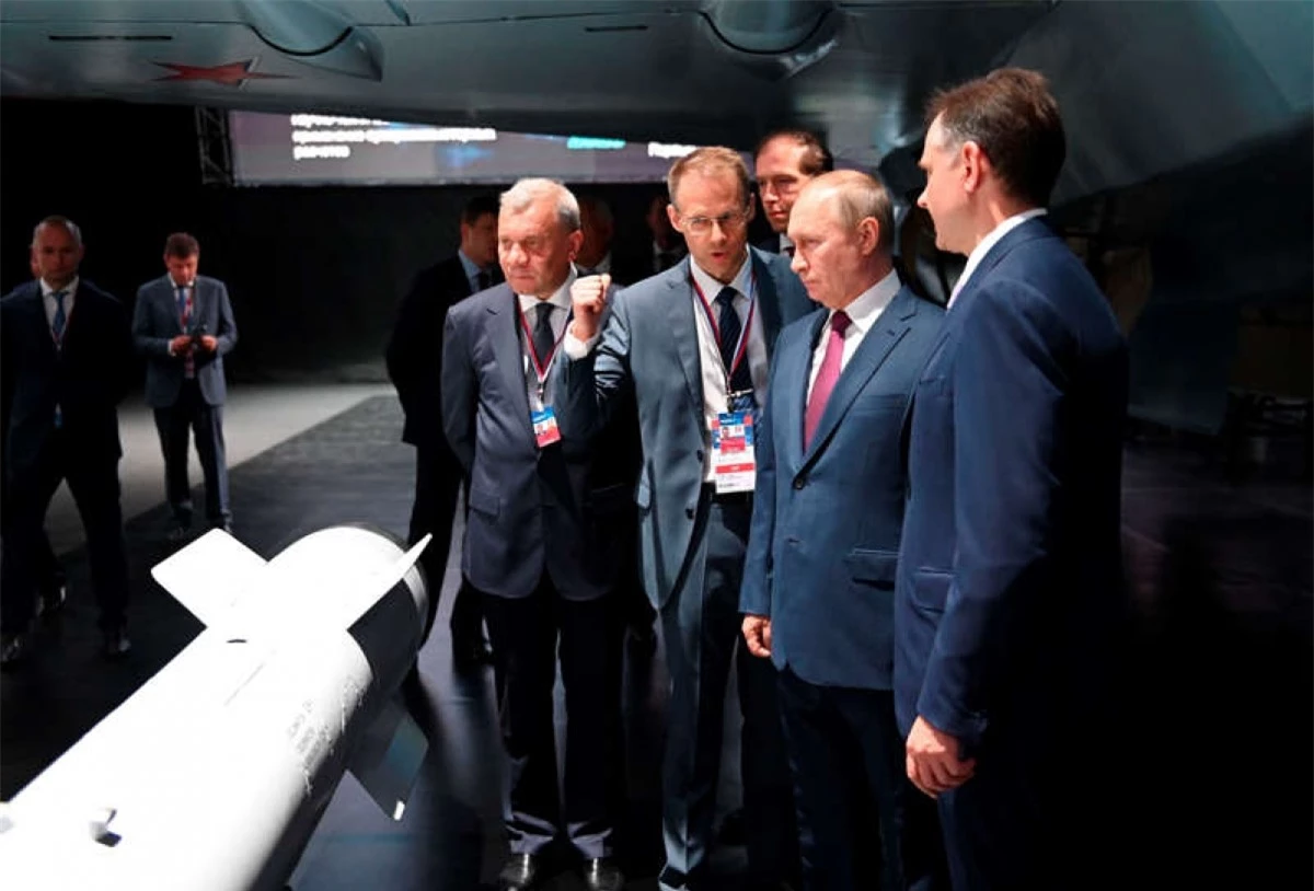 Tổng thống Putin xem các mẫu vũ khí mới tại triển lãm hàng không MAKS-2021 ngày 20/7. Ảnh: AP