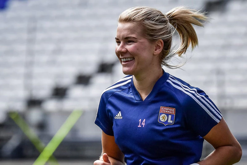 6. Ada Hegerberg: 425.000 USD/năm.