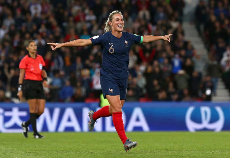 8. Amandine Henry: 394.500 USD/năm.