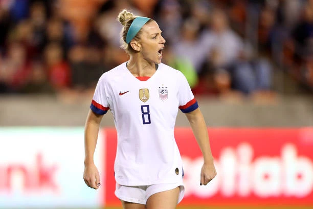 5. Julie Ertz: 430.000 USD/năm.