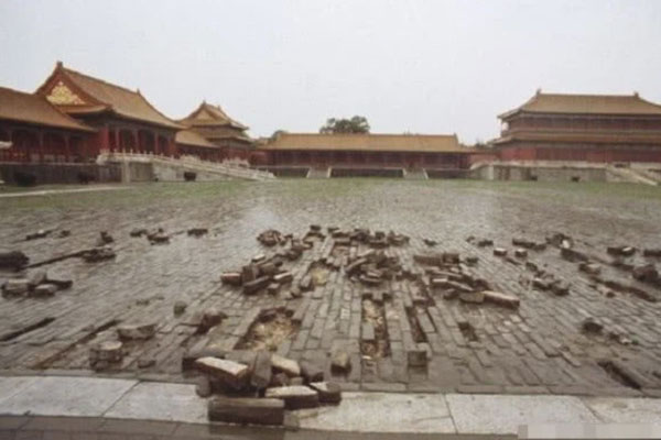 Nền gạch Tử Cấm Thành rạn nứt, lộ ra bí mật khiến thế nhân kinh ngạc, các chuyên gia: Trái tim của bậc đế vương thực sự tàn độc!