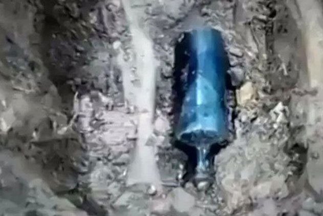 Phát hiện bộ hài cốt cùng chai thủy tinh kẹp giữa 2 chân, các nhà khảo cổ học gặp câu hỏi hóc búa kỳ quái