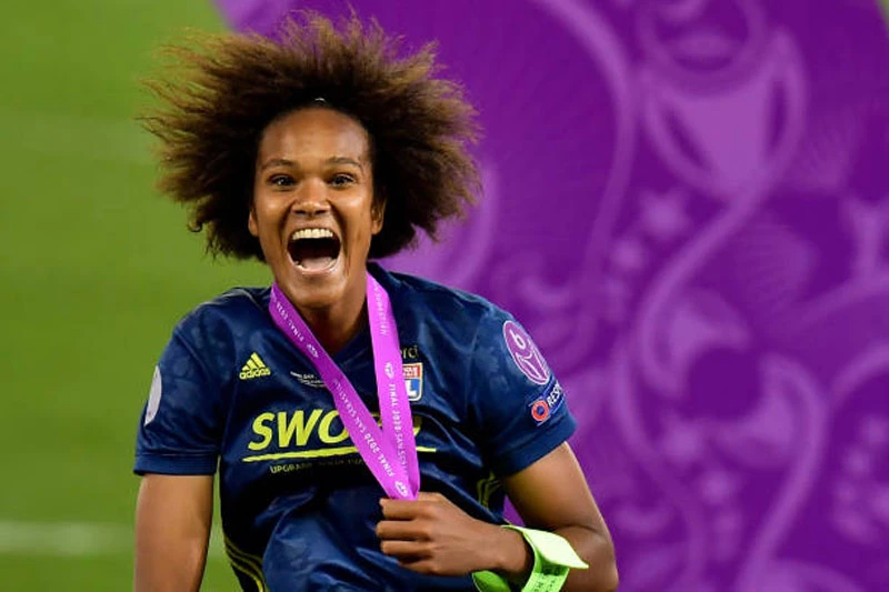 9. Wendie Renard: 392.000 USD/năm.