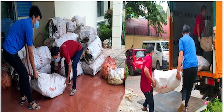 Các bạn trẻ Bình Phước hối hả khiêng những bao tải măng ngon ngọt lên xe để kịp gửi tặng Sài Gòn - “tâm dịch” 