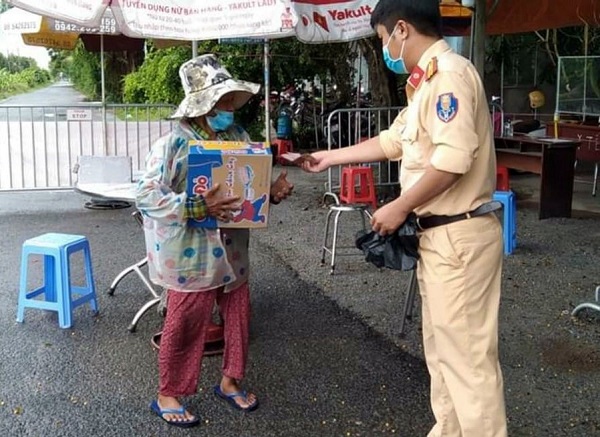 Kiên Giang: Cảnh sát giao thông góp tiền giúp đỡ cụ bà nhặt ve chai
