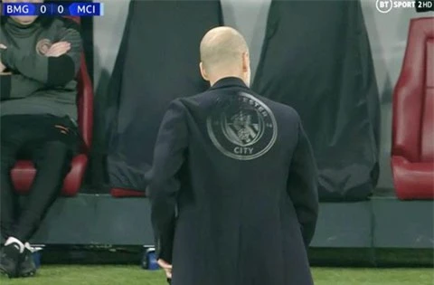 Pep với áo jacket có in hình logo của Man City