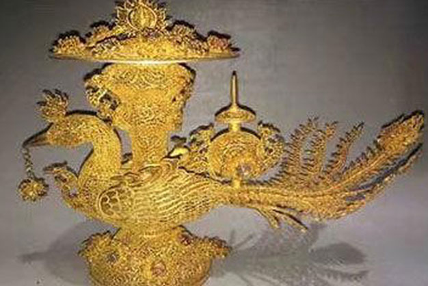 Người đàn ông nhặt được 'con chim' trong mộ cổ và đem đi giám định, chuyên gia làm 1 việc khiến anh ta 'chết lặng'