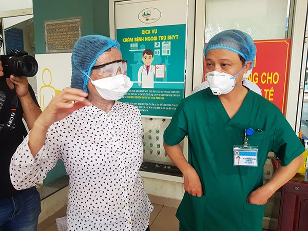 BS.CKII Ngô Thị Kim Yến, Giám đốc Sở Y tế Đà Nẵng trao đổi với BS Nguyễn Đại Vĩnh, Giám đốc Bệnh viện Hòa Vang - nơi vừa có nữ điều dưỡng trong khu cách ly điều trị bệnh nhân COVID-19 bị dương tính