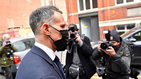 Giggs bị kết tội lột đồ và đá bạn gái ra khỏi khách sạn