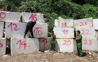 Khởi tố ông "trùm" khai thác trái phép đá trắng ở Nghệ An