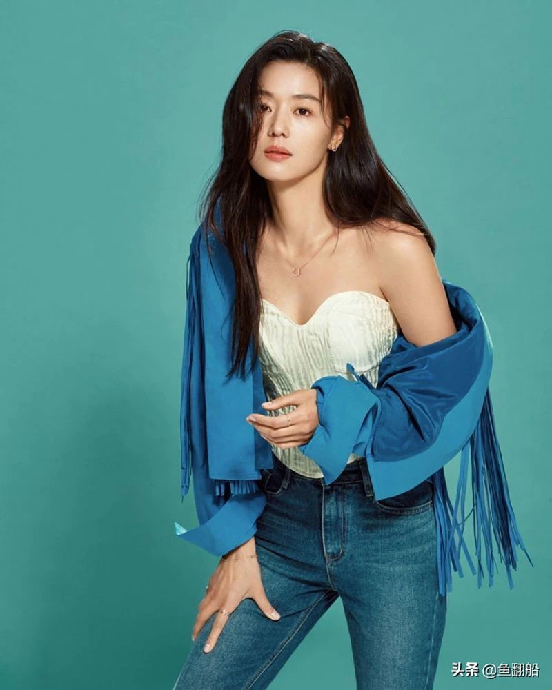 4. Jun Ji Hyun. Dù đã có rất nhiều năm hoạt động trong nghề và tuổi cũng không còn trẻ, song những đường cong của cô vẫn khiến nhiều người vừa ghen tị lại vừa ngưỡng mộ. 