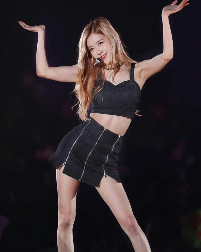 Rosé sở hữu vòng eo con kiến, cô cũng thường xuyên diện những kiểu áo crop top tôn lên lợi thế này. 