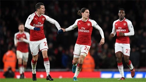 Arsenal, mạnh tay bán, rón rén mua