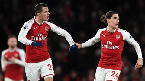 Xhaka (trái) và Bellerin đang dắt tay nhau rời Arsenal