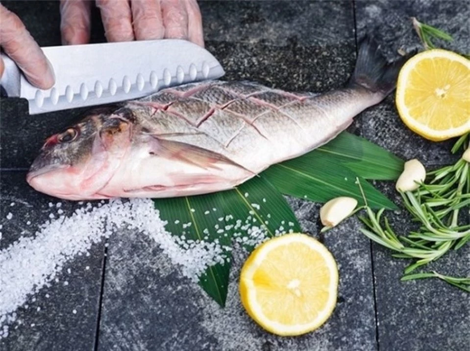 Tuyệt chiêu đơn giản giúp bạn khử hết sạch mùi tanh của cá 