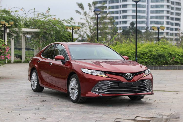 Toyota Camry giảm giá 25 triệu đồng tại đại lý