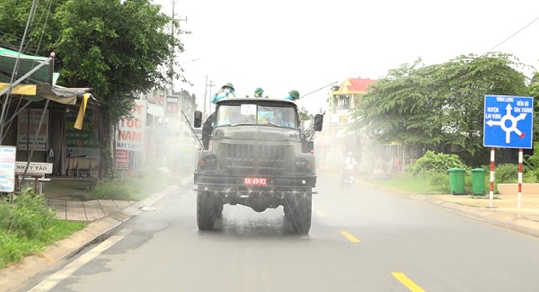 Đồng Tháp: Quân khu 9 phun hoá chất khử khuẩn điểm nóng dịch COVID-19