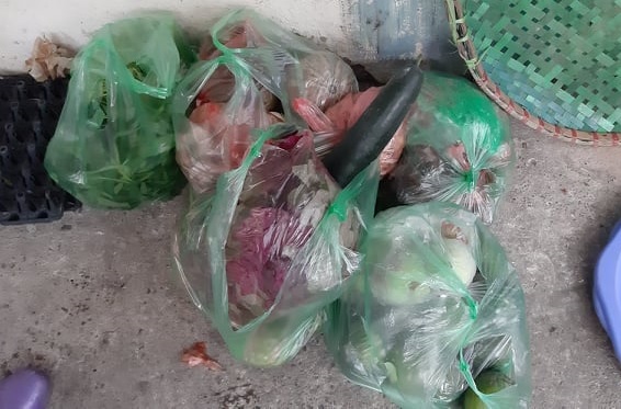 Hà Nội ngày đầu thực hiện giãn cách: Mở hàng từ 4h30 sáng, bán hết 2 tạ rau sau 2 giờ