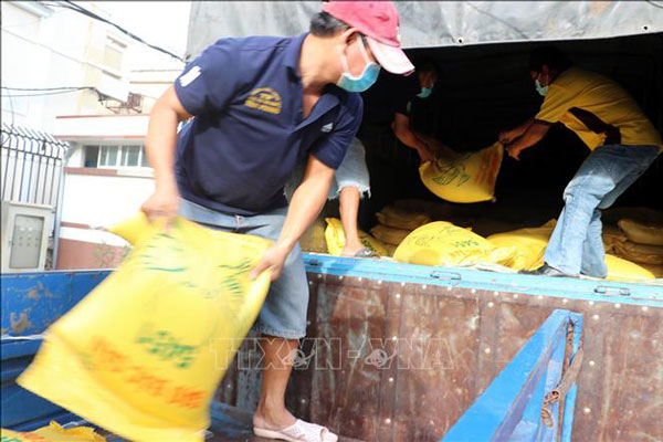 Tiếp tục tháo gỡ khó khăn về tiêu thụ nông sản và chính sách cho người lao động