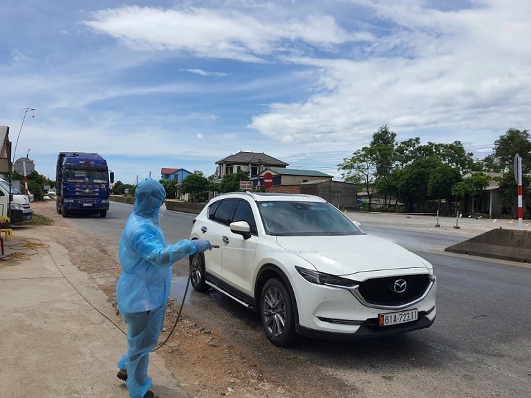 Điểm chốt chống dịch và kiểm tra khai báo ý tế ở Quảng Bình luôn rà soát kỹ các trường hợp...