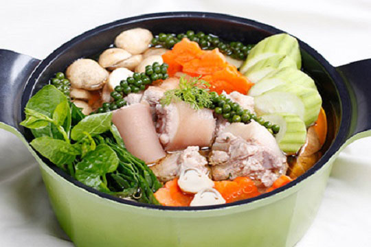 Lẩu đuôi heo tiêu xanh thơm nức ngày mưa