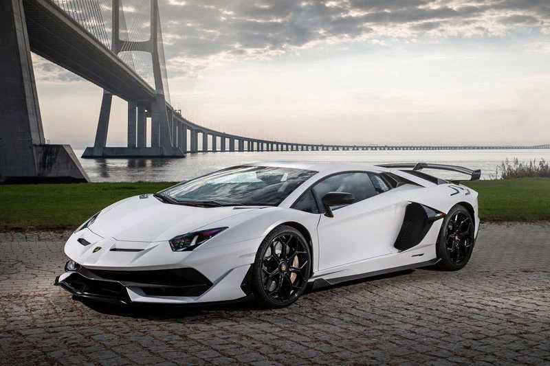 3. Lamborghini Aventador SVJ (759 mã lực). “Trái tim” của Aventador SVJ là khối động cơ V12 dung tích 6,5 lít cho công suất 759 mã lực, mô-men xoắn 720 Nm.