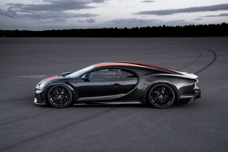 4. Bugatti Chiron Super Sport 300+ (vận tốc tối đa: 490,48 km/h)