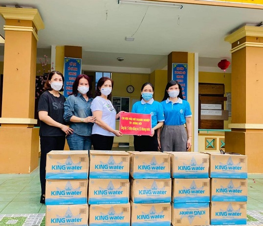 Hội Phụ nữ Doanh nghiệp TP Đồng Hới: Tặng quà các điểm chốt chống dịch