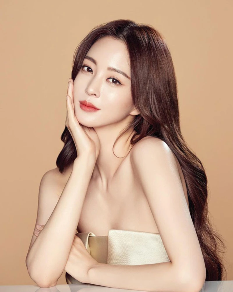 10. Han Ye Seul. Han Ye Seul nhiều lần trở thành gương mặt được các cô gái yêu thích nhất tại các bệnh viện phẫu thuật thẩm mỹ. 