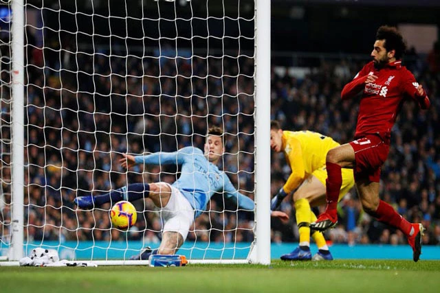 Trung vệ John Stones của Man City phá bóng trên vạch vôi trong trận gặp Liverpool.