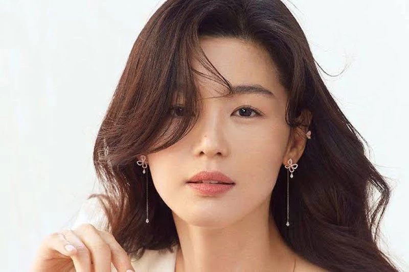 4. "Mợ chảnh" Jun Ji Hyun luôn khiến công chúng không tiếc lời khen ngợi mỗi khi xuất hiện nhờ vẻ đẹp trẻ trung và thân hình quyến rũ. 