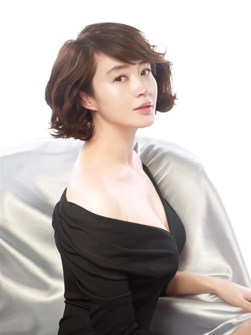 Kim Hye Soo luôn là một trong những biểu tượng nhan sắc không bao giờ thiếu tên trong các BXH sắc đẹp. Đúng như biệt danh "chị đại", Kim Hye Soo từ thuở đôi mươi cho đến thời điểm hiện tại luôn toát lên thần thái quyến rũ, mạnh mẽ. 