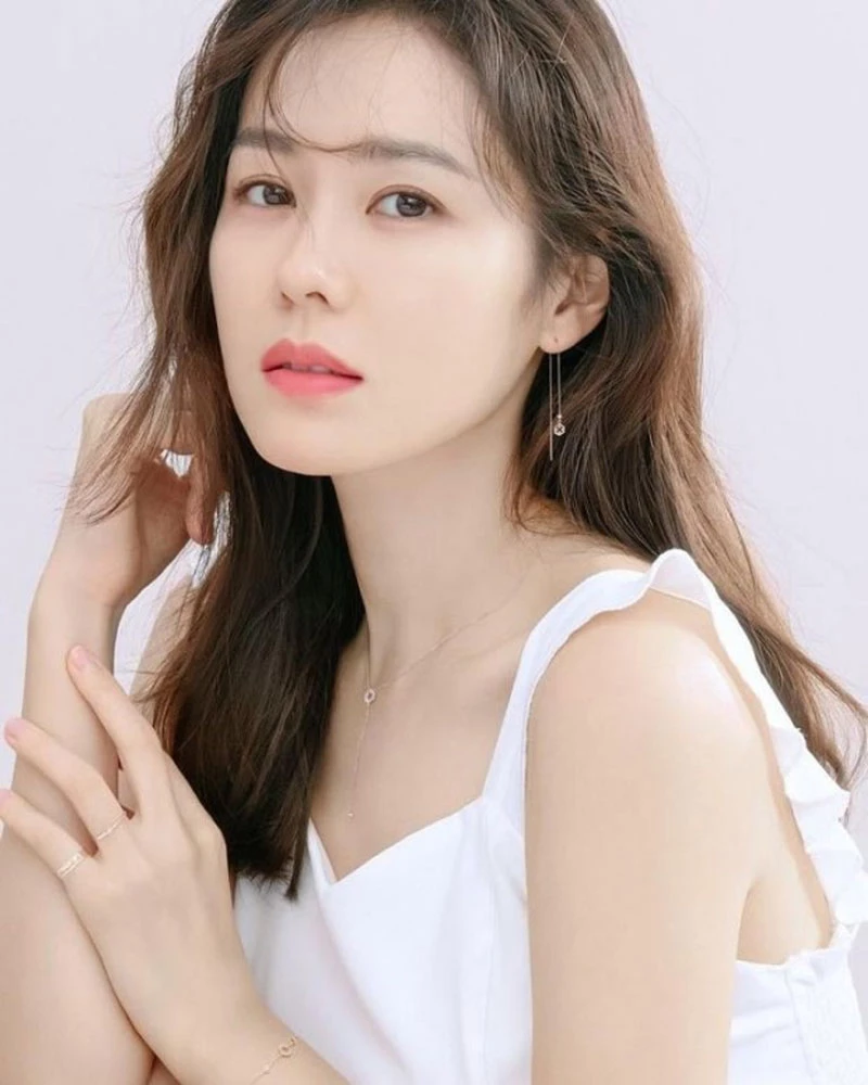 Son Ye Jin được nhớ đến với danh xưng "tình đầu quốc dân" khi sở hữu nhan sắc trong trẻo, ngây thơ.