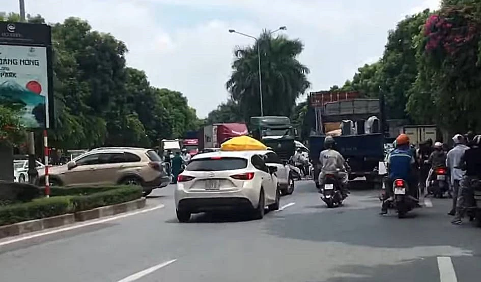 Ùn tắc trên đường liên tỉnh 379 nối Hưng Yên - Hà Nội.
