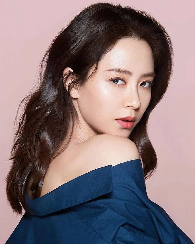 Kể từ màn góp mặt trong siêu phẩm Goong Hoàng Cung cho đến nay, nhan sắc của Song Ji Hyo luôn là chủ đề được nhiều người hâm mộ bàn tán. Mặc dù đến nay đã 14 năm trôi qua thế nhưng nhan sắc như thuở đôi mươi của "mợ Ngố" vẫn khiến ai nấy phải trầm trồ. Không những thế, ngoại hình lẫn khí chất của nàng Song tuyệt đối không hề kém cạnh một ai.